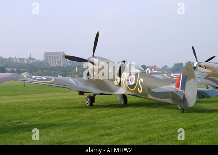 Spitfire alignés à Shoreham Airshow, West Sussex, England, UK Banque D'Images