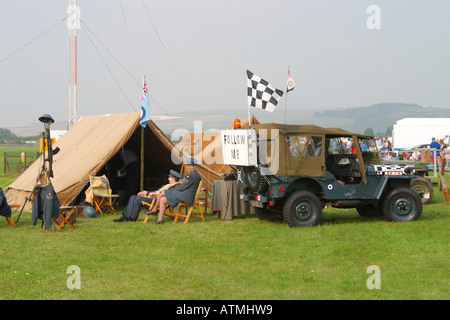 Le personnel de la RAF Reenactor avec tentes et jeep à Shoreham Airshow Banque D'Images