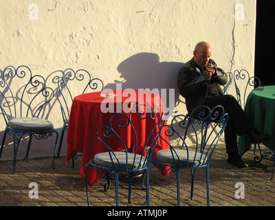 Fumeur café à l'extérieur, Mijas, Andalousie, Espagne Banque D'Images
