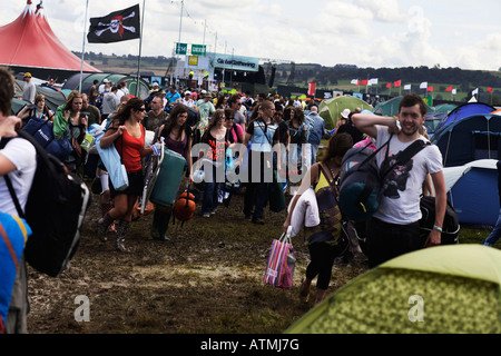 Global Gathering 2007 parieurs arrivent à préparer le camp des jours de pluie a rendu le terrain boueux du site Banque D'Images