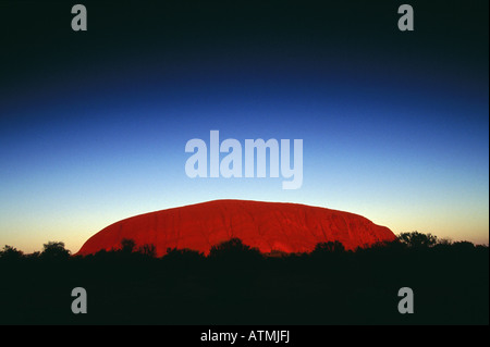 Ularu Kata Tjuta National Park Monolith Coucher du soleil rougeoyant rouge Silhouette de formes d'avant Banque D'Images