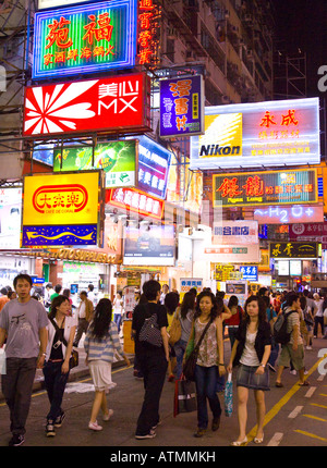 HONG KONG Chine néons colorés et de trafic dans le centre dynamique de Mong Kok à Kowloon quartier pendant la nuit Banque D'Images