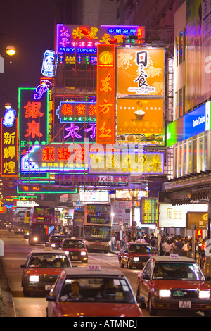 HONG KONG Chine néons colorés et de trafic dans le centre dynamique de Mong Kok à Kowloon quartier pendant la nuit Banque D'Images