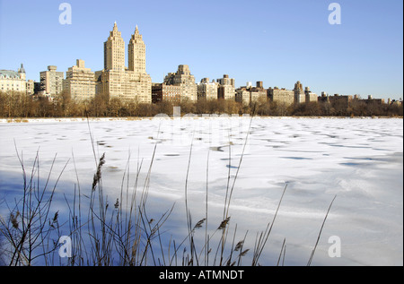 Snowy view dans Central Park's frozen réservoir, New York City, USA Banque D'Images