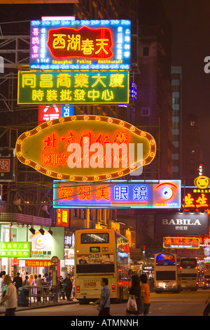 HONG KONG Chine les gens et les bus de nuit sur Nathan Road à Kowloon, néons Banque D'Images