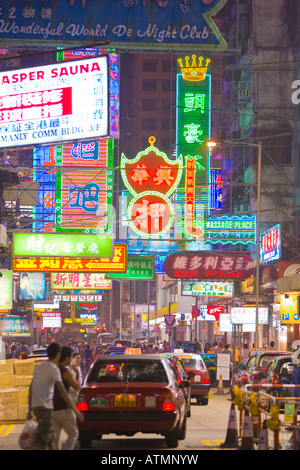 HONG KONG Chine néons colorés et de trafic dans le centre dynamique de Mong Kok à Kowloon quartier pendant la nuit Banque D'Images