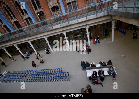 Les navetteurs en attente de l'eurostar à St Pancras International St Pancras Banque D'Images