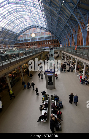 Les navetteurs en attente de l'eurostar à St Pancras International Station avec barlow hangar St Pancras est la destination clé Banque D'Images