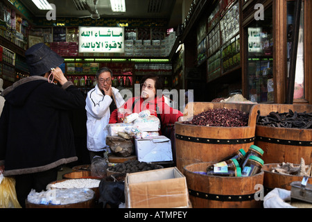 Les touristes shopping épices dans la Khan El-Khalil, quartier du Caire. Banque D'Images