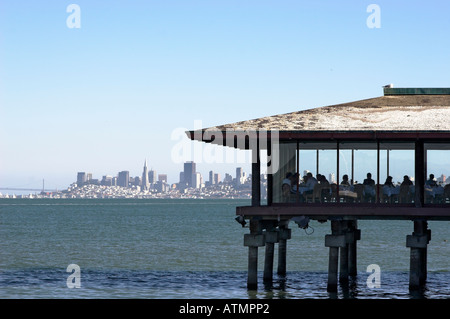 Le restaurant Spinnaker, San Francisco en arrière-plan, Sausalito, Californie, USA (septembre 2006) Banque D'Images