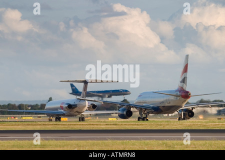 Les avions dans la file d'attente pour le décollage à l'aéroport Heathrow de Londres Banque D'Images