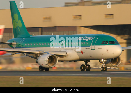 Airbus A320-214 d'Aer Lingus à l'aéroport Heathrow de Londres Banque D'Images