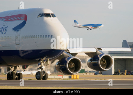 British Airways Boeing 747-436 la circulation au sol et de l'Airbus A319 d'atterrissage de l'IMC dans l'arrière-plan à l'aéroport Heathrow de Londres Banque D'Images