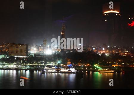 Le Nil par nuit au Caire, Égypte. Banque D'Images