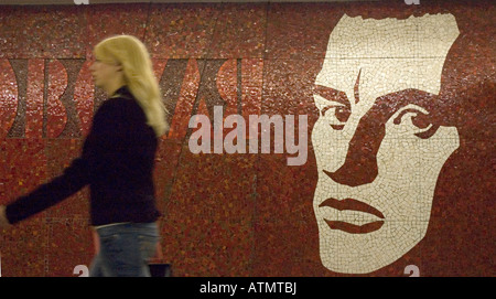 Femme Russe marche dans la station de métro à Saint-Pétersbourg en Russie Banque D'Images