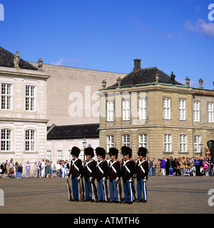 Relève de la garde cérémonie au Palais Royal d'Amalienborg, Copenhague, Danemark Banque D'Images