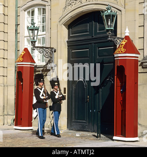 Les gardiens de la vie royale et sentry boxes, le palais d'Amalienborg, Copenhague, Danemark Banque D'Images