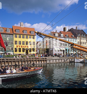 Bateau visite guidée sur le canal de Nyhavn, Copenhague, Danemark Banque D'Images