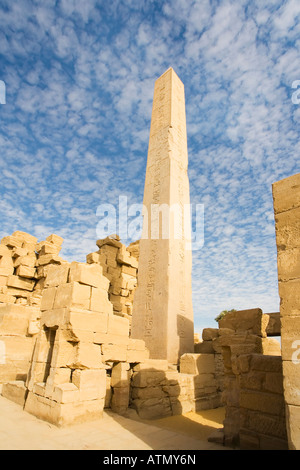 Temple d'Amon-Rê à nouveau avec soleil sur obélisque érigé par la reine Hatshepsout Thèbes Louxor Egypte Afrique du Nord Banque D'Images