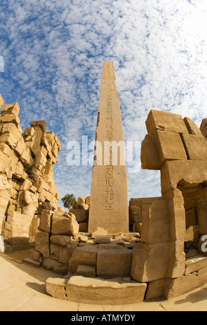 Temple d'Amon-Rê à nouveau avec soleil sur obélisque érigé par la reine Hatchepsout Temple de Karnak Thèbes Louxor Egypte Afrique du Nord Banque D'Images