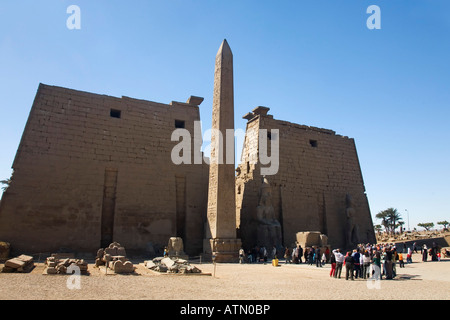 Le temple de Louxor entrée nord avec les pylônes et obélisque Egypte Afrique du Nord Banque D'Images