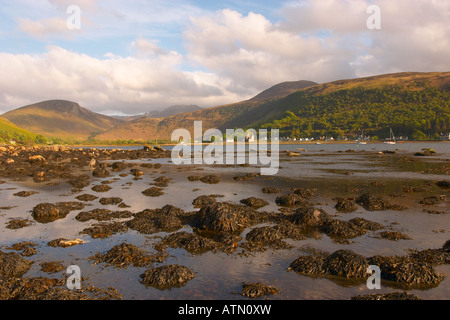 Vue sur le château de Lochranza sur la Baie - Ile d'Arran en Écosse Banque D'Images