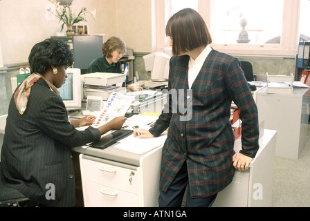 Femme enceinte à son emploi de bureau Banque D'Images
