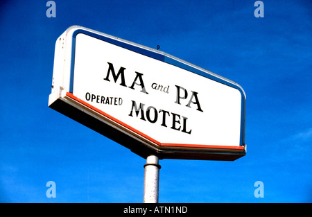 Vieux-style motel sign in USA Banque D'Images