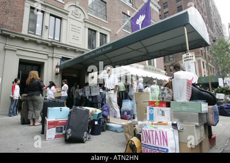 Nouveaux étudiants déménagement dans Rubin Hall,l'Université de New York. Banque D'Images