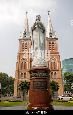 Cathédrale de Notre Dame à Ho Chi Minh City Vietnam avec Statue de Notre Dame en face Banque D'Images