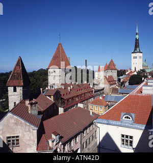 Les murs de la basse-ville et de l'église St Olaf s Kuldjalatorn Tallinn Estonie Banque D'Images