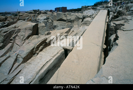 Assouan Égypte L'Obélisque inachevé dans la carrière de granit a été abandonné en raison de fissures et de fissures apparaissant dans le granit Banque D'Images