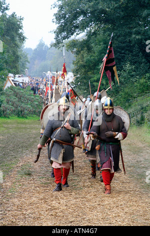 Des soldats de l'armée normande du Camp de marche pour combattre dans la bataille de Hastings, Angleterre 1066 2006 à l'adoption de nouveau les Banque D'Images