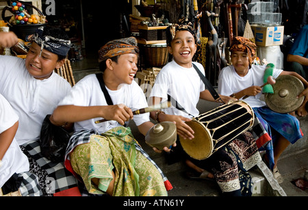 Les garçons de la région célèbrent le Festival Galungan Ubud Bali Indonésie Banque D'Images