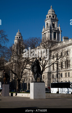 HM Treasury Building Statues de Lloyd George Churchill Parlement Square Londres Angleterre Banque D'Images