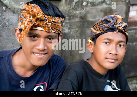 Les garçons balinais Ubud Bali Indonésie Banque D'Images