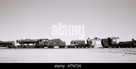World Travel. Cimetière de locomotives à vapeur en Salar de Uyuni en Bolivie en Amérique du Sud. Wanderlust Évasion Culture Histoire Banque D'Images