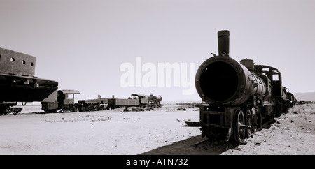 World Travel. Cimetière de locomotives à vapeur en Salar de Uyuni en Bolivie en Amérique du Sud. Wanderlust Évasion Culture Histoire Banque D'Images