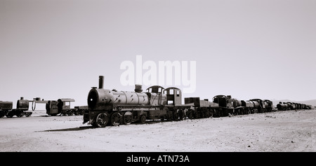 World Travel. Cimetière de locomotives à vapeur en Salar de Uyuni en Bolivie en Amérique du Sud. Wanderlust Évasion Culture Histoire Banque D'Images