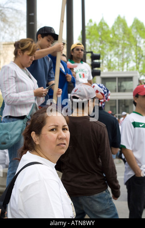 Femme regardant à la Chicago Illinois rallye l'immigration Banque D'Images