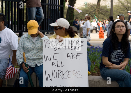 Chicago Illinois rallier les gens d'immigration holding sign disent que nous sommes les travailleurs Banque D'Images