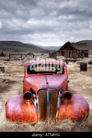 Voiture abandonnée dans la ville fantôme de Bodie dans l'Est de la Californie Sierras Banque D'Images
