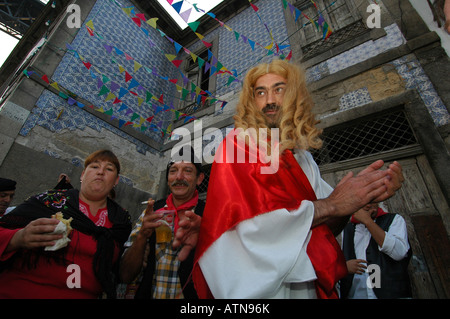 Membres de la communauté tsigane célèbre Festa de Sao Joao do Porto ou fête de la St Jean dans la ville de Porto au nord du Portugal Banque D'Images