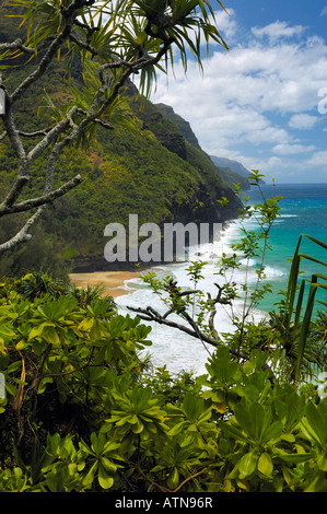 Vue sur la plage depuis l'Kanakapiai Kalalau Trail qui commence à l'Haena State Park Kauai Hawaii USA Banque D'Images
