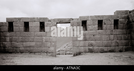 Sur le chemin de l'Inca est l'architecture à l'Inca Pisac ruines dans la vallée sacrée dans les Andes péruviennes au Pérou en Amérique du Sud. Billet d Banque D'Images