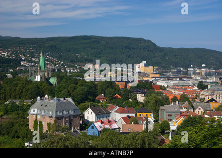 Vue de le centre-ville de Trondheim et à partir de la cathédrale de Nidaros fort Kristiansten Banque D'Images