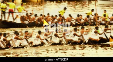 Groupe de personnes participant à une des courses de bateau de serpent, Kerala, Inde Banque D'Images