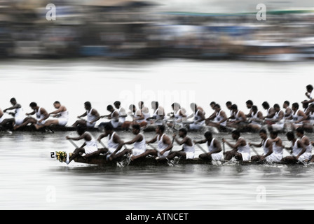 Groupe de personnes participant à une des courses de bateau de serpent, Kerala, Inde Banque D'Images