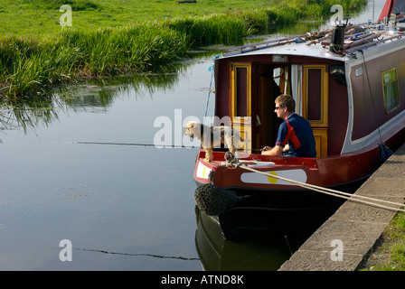 (L'homme et de chien !) la pêche de 15-04 sur le canal Leeds-Liverpool Rodley, près de Leeds, West Yorkshire UK Banque D'Images