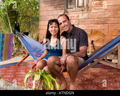 Couple heureux sur un hamac sur l'île de Thaïlande Koh Mak Banque D'Images